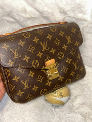 LV Mono Pochette Metis