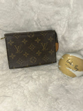 LV Toiletry 15
