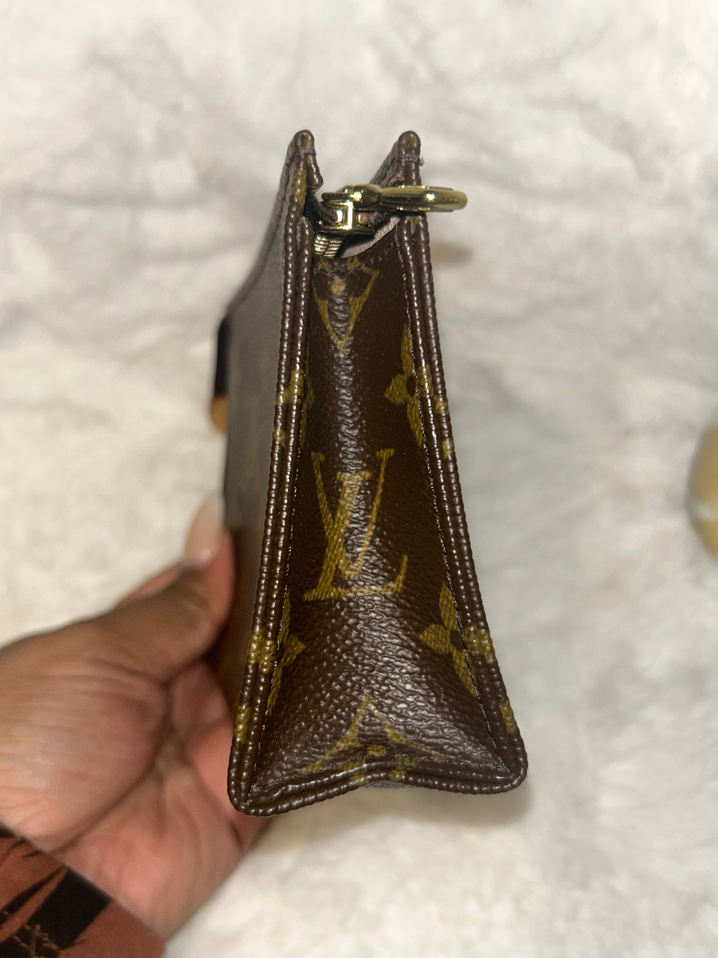 LV Toiletry 15