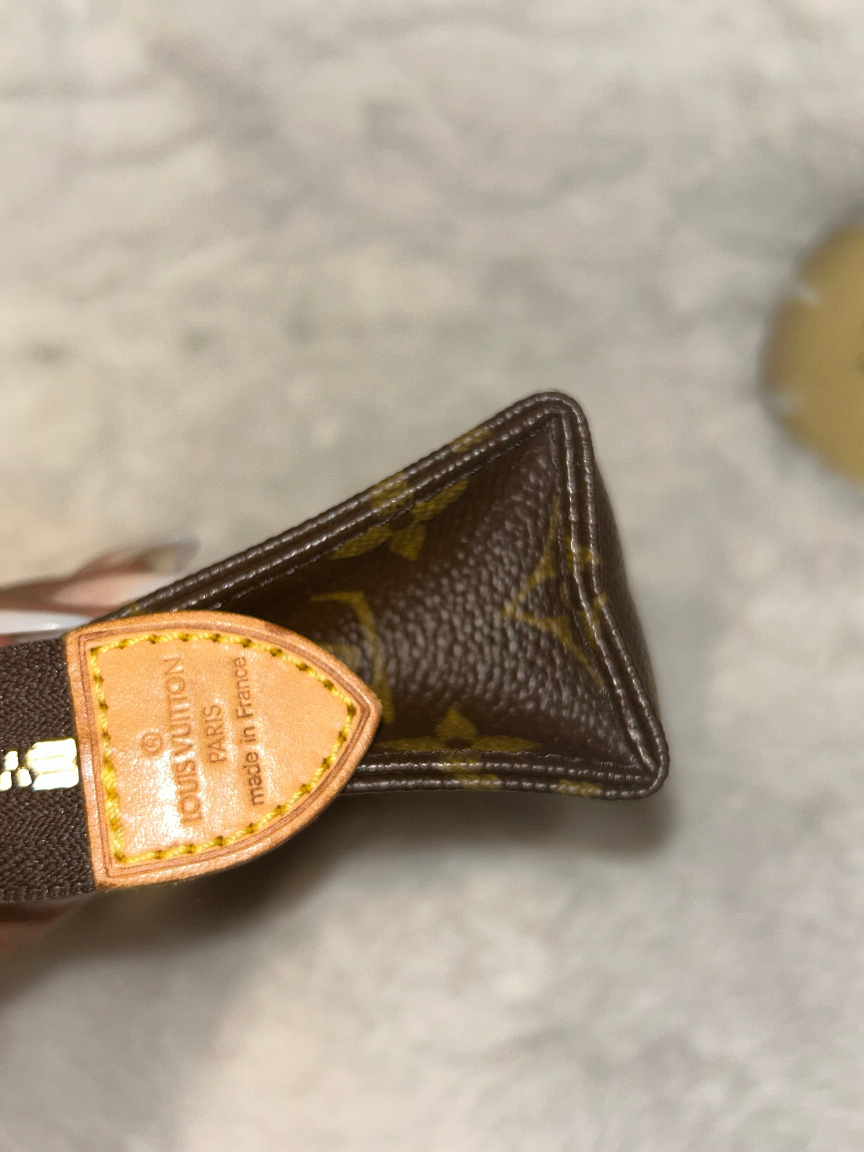 LV Toiletry 15