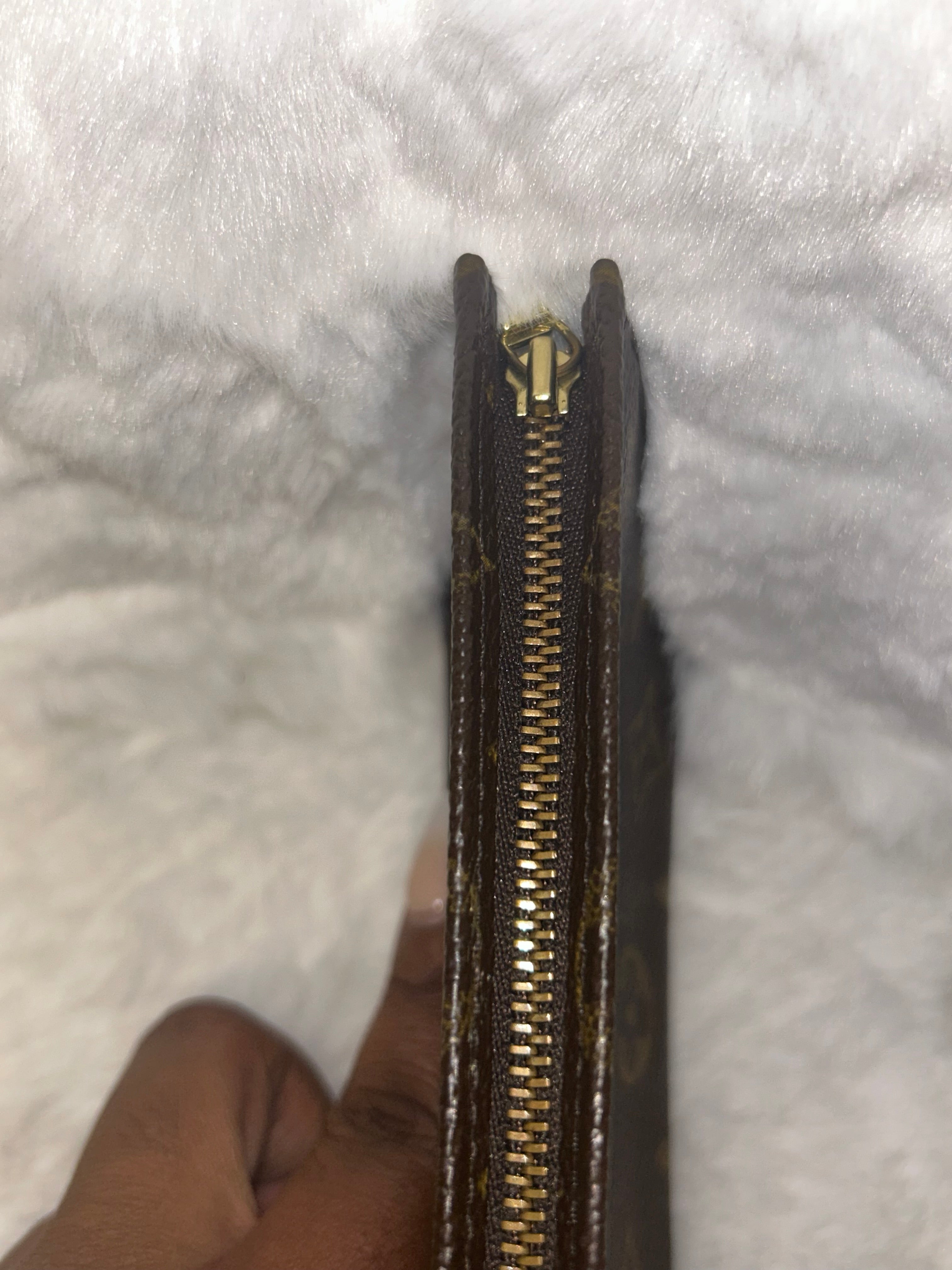 LV Toiletry 15
