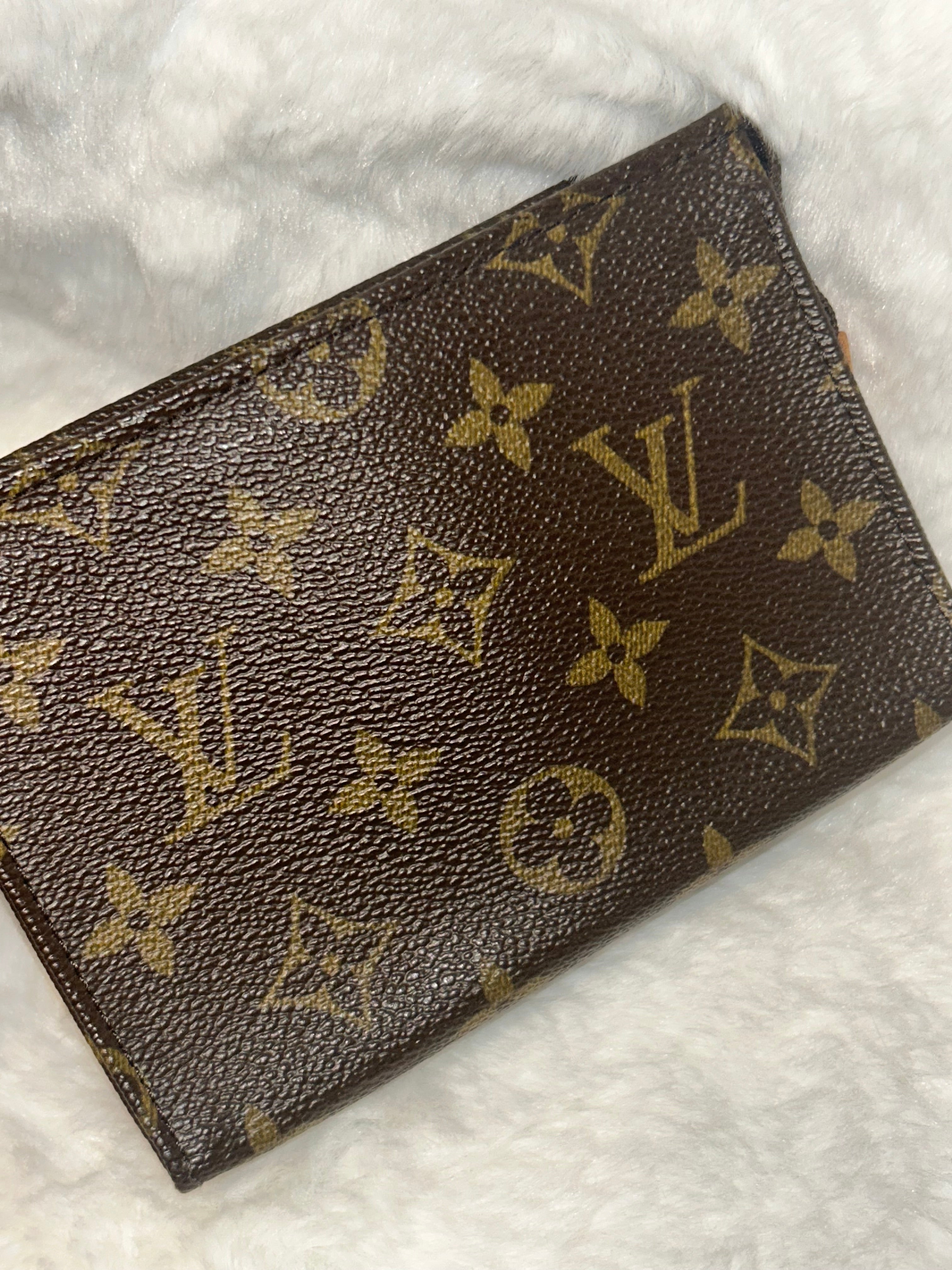 LV Toiletry 15