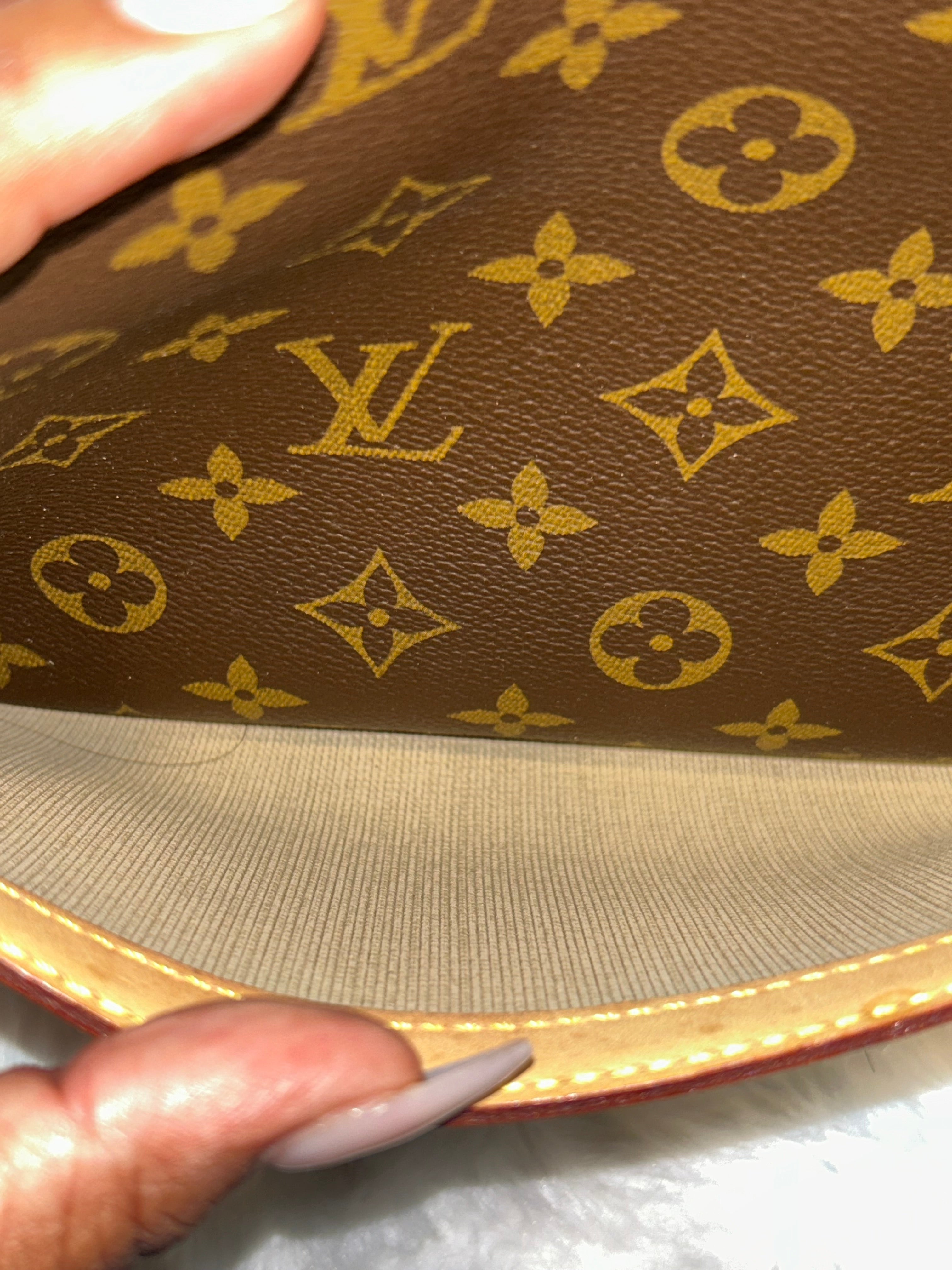 LV Monogram Reporter