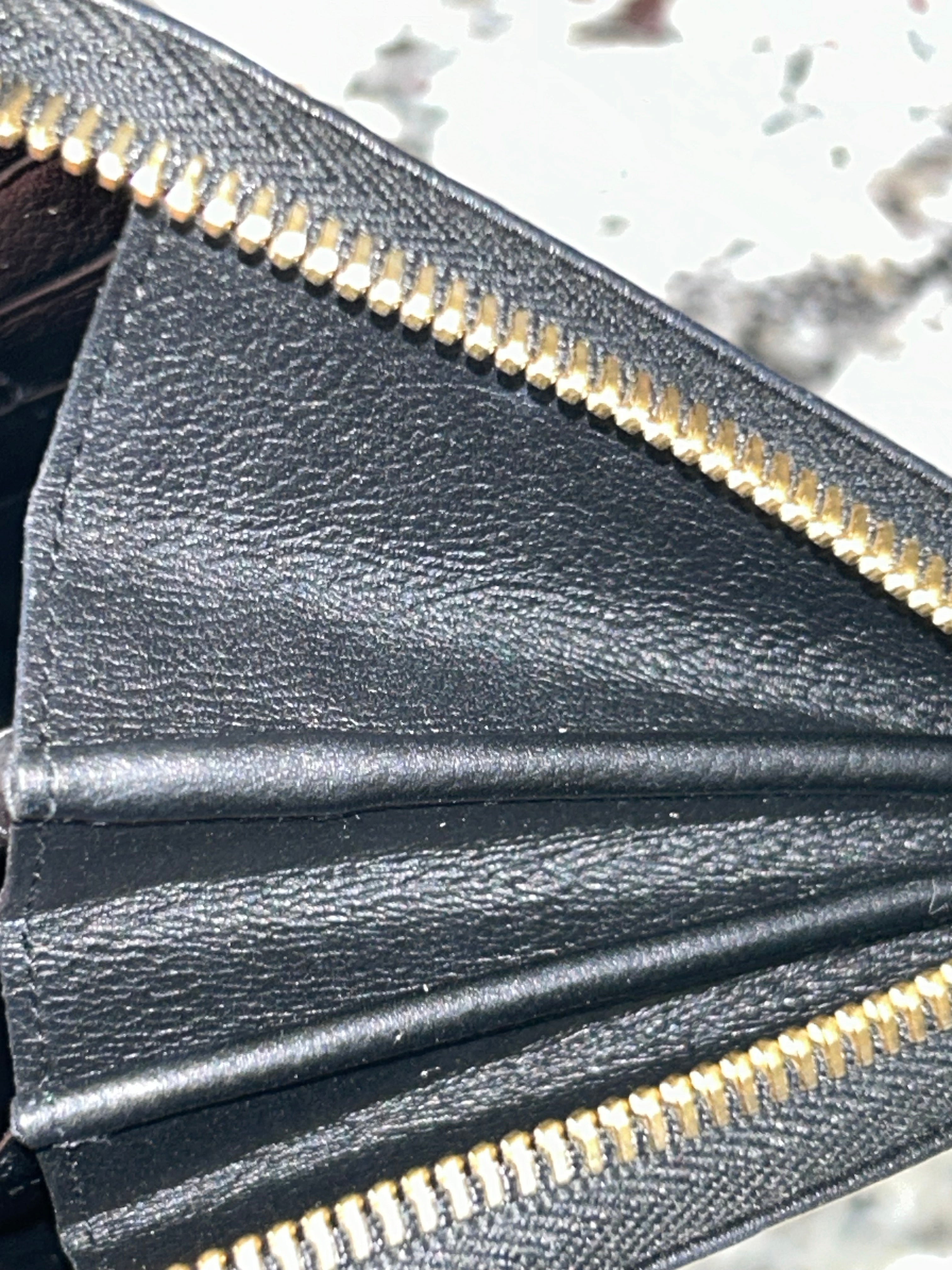 YSL Black OTL Portefeuille Zippy Wallet